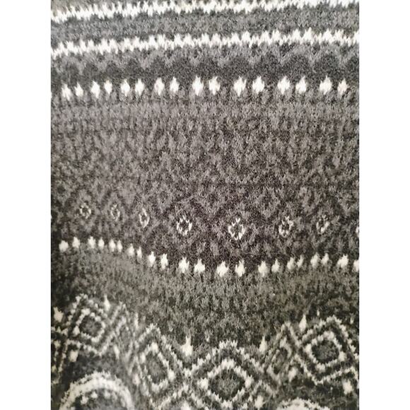 LG Women's Black And White American Eagle Outfitters Sweater. Winter. Soft. - Picture 9 of 10